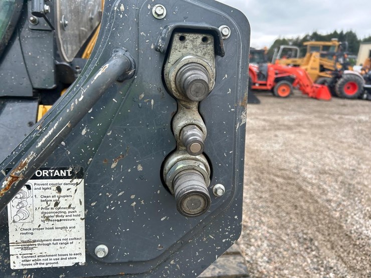 2021-deere-331g-image-11