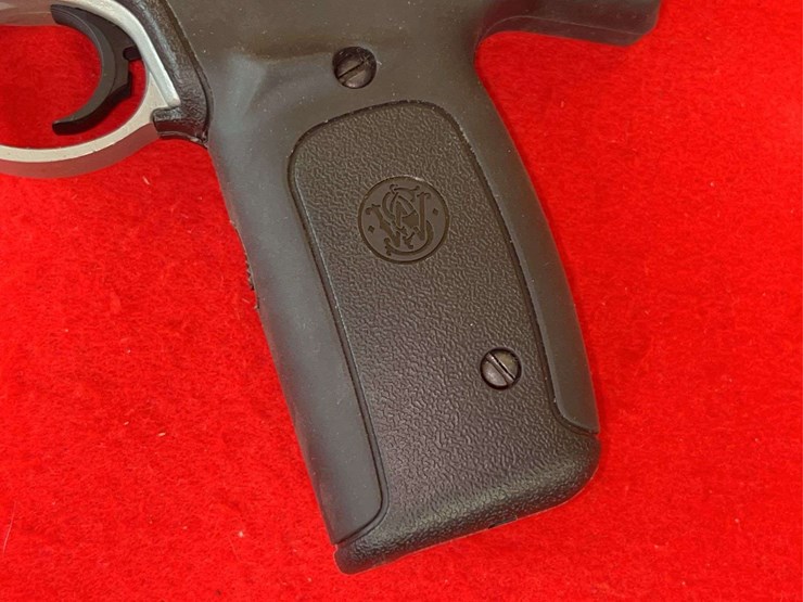 smith-&-wesson-model-22s-semi-auto-pistol-.22-lr-image-9