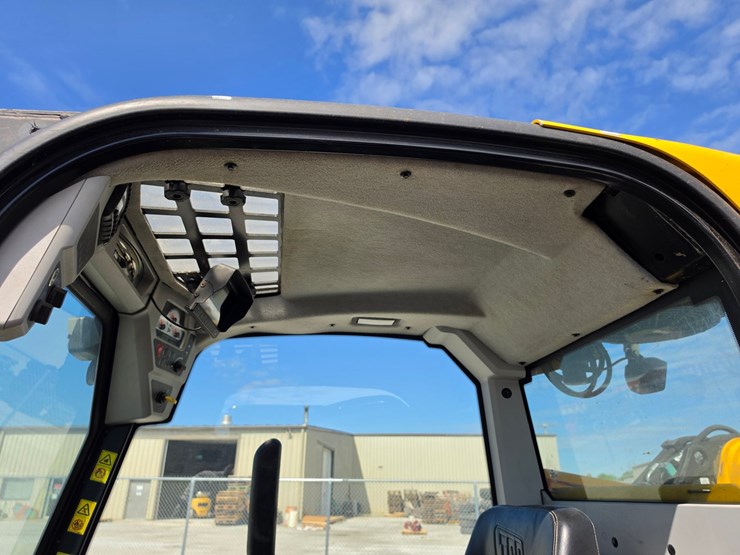 2018-jcb-3ts-8t-image-7