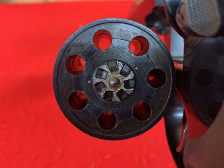 taurus-tracker-revolver-.22-lr-image-8