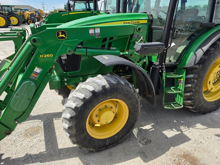 2013-john-deere-6140d-image-23