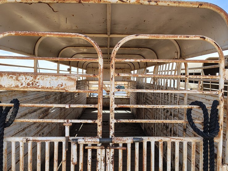 1995-gooseneck-6'8"x24'-livestock-trailer-image-3