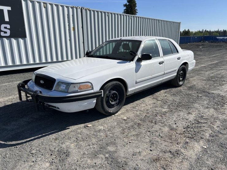 2010-ford-crown-victoria-sedan-image-1