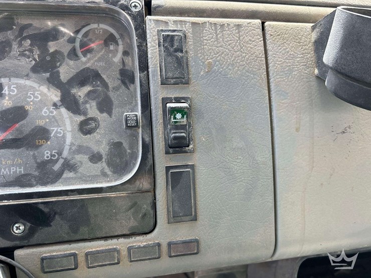 2004-freightliner-fl70-image-17