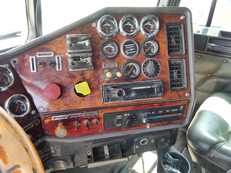 2001-freightliner-classic-image-14