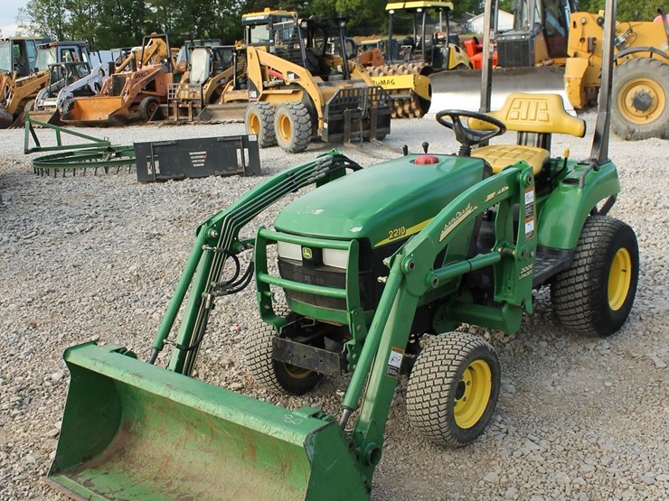 john-deere-2210-image-1