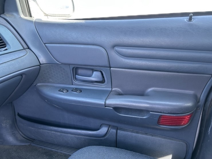 2001-ford-crown-victoria-sedan-image-19