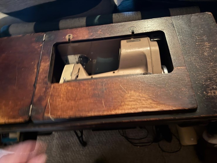#93-•-antique-sewing-machine-base-with-electric-sewing-machine-image-3