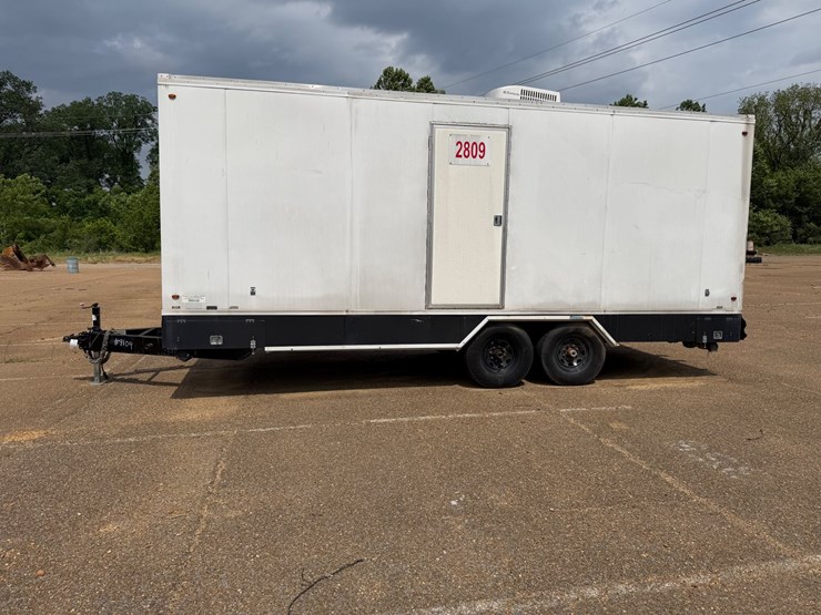 #9109-•-bumper-pull-restroom-trailer--no-title-image-3