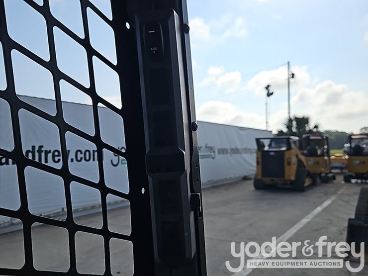 2025-caterpillar-255-image-27