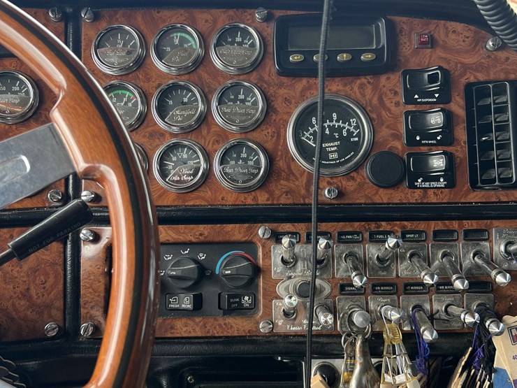 2002-peterbilt-379-image-12