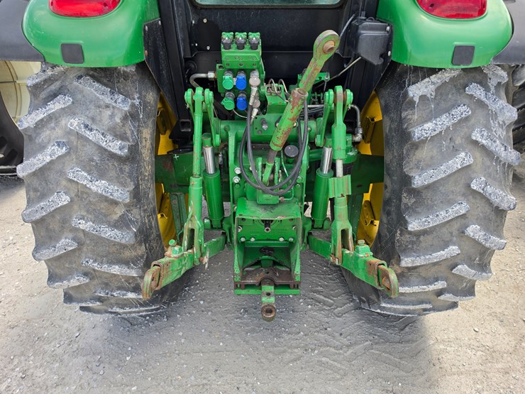 2013-john-deere-6140d-image-13