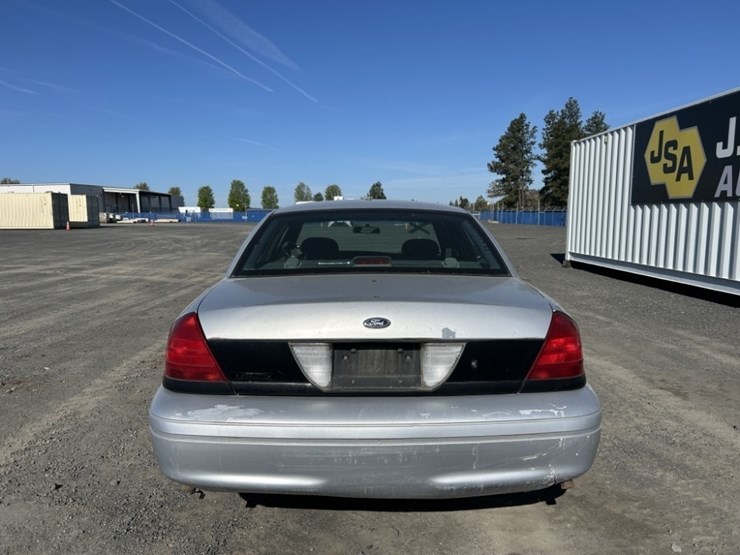 2001-ford-crown-victoria-sedan-image-4