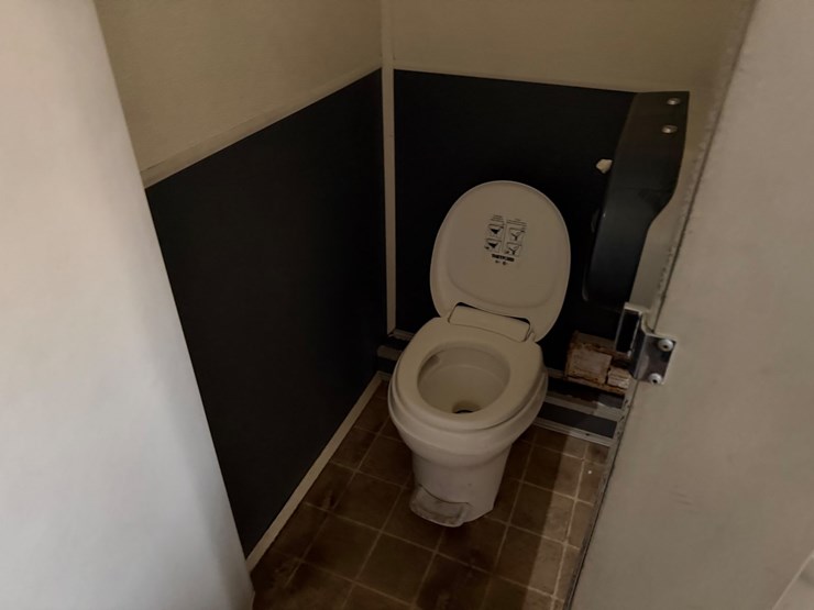 #9109-•-bumper-pull-restroom-trailer--no-title-image-20