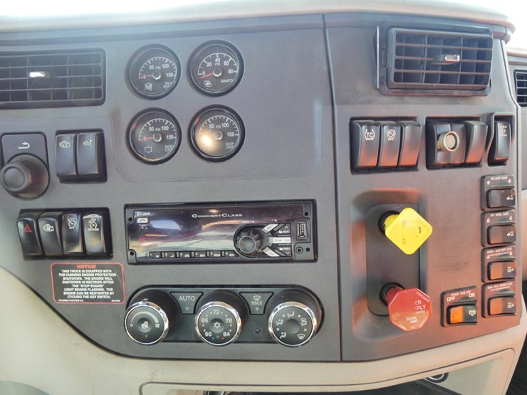 2017-peterbilt-579-image-17