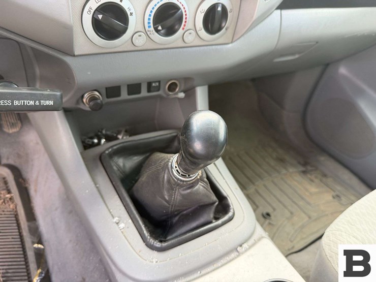 2010-toyota-tacoma-image-24
