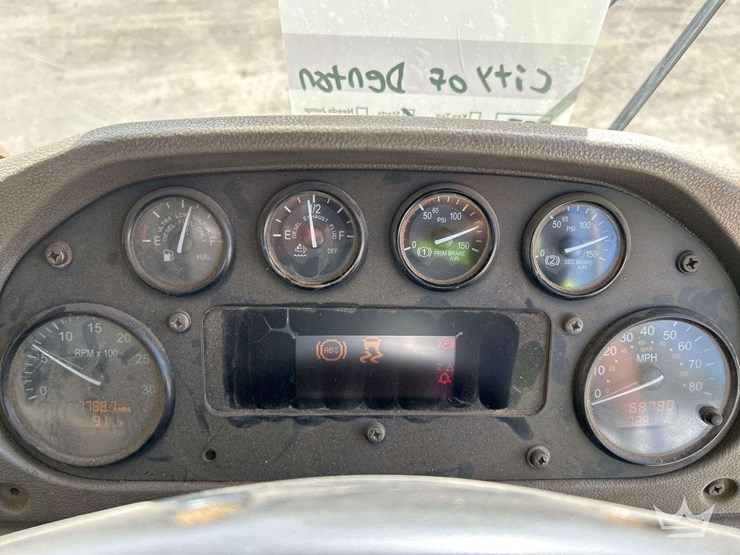 2015-peterbilt-320-image-15