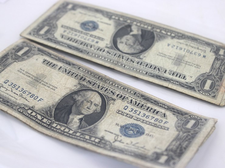 #36133-•-(22)-1957-and-qty-4,-1935-silver-certificates,-1-dollar-bills-image-1