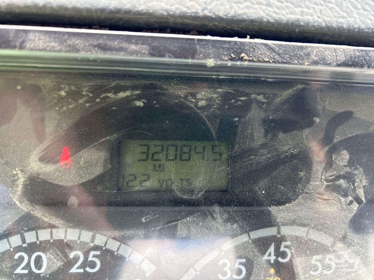 2004-freightliner-fl70-image-7