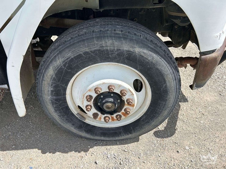2004-freightliner-fl70-image-34