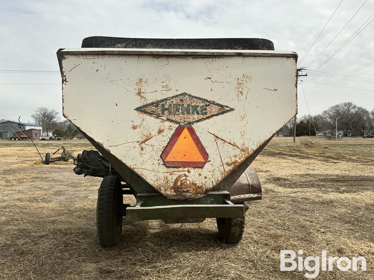 henke-h12a-feed-wagon-image-6