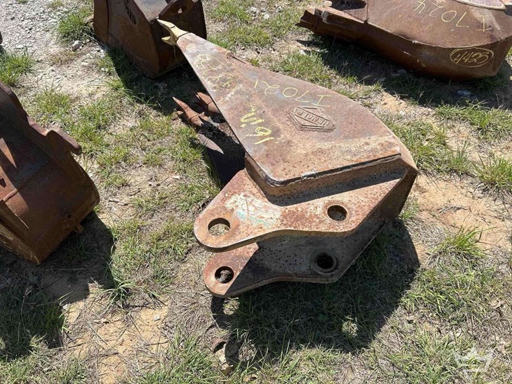 16in.-bucket-with-teeth-excavator-attachment-image-2
