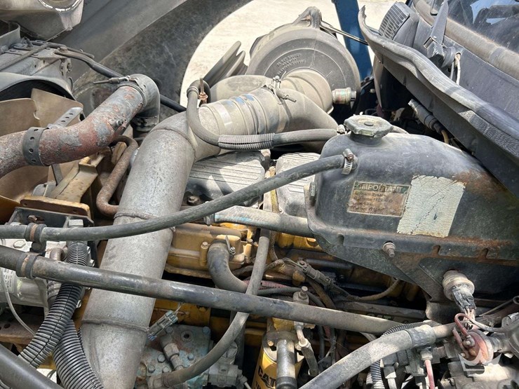 2001-freightliner-fl112-image-9