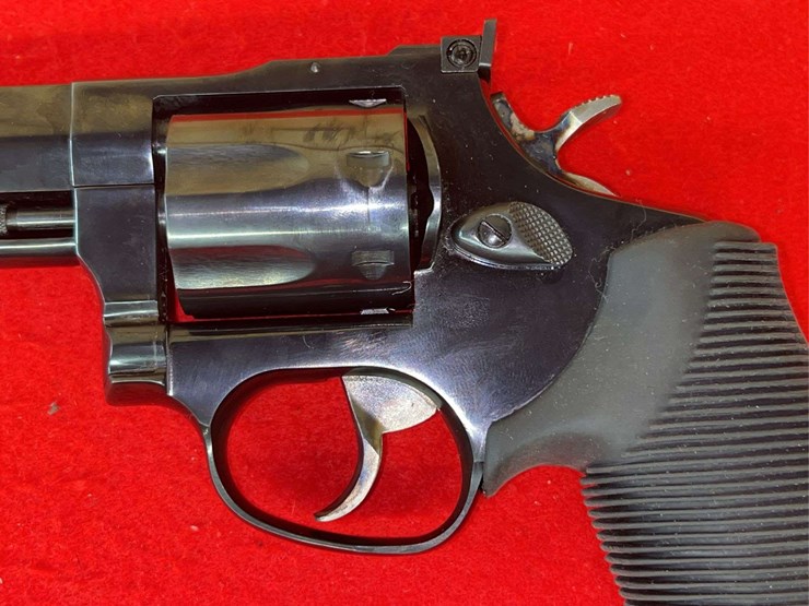 taurus-tracker-revolver-.22-lr-image-11