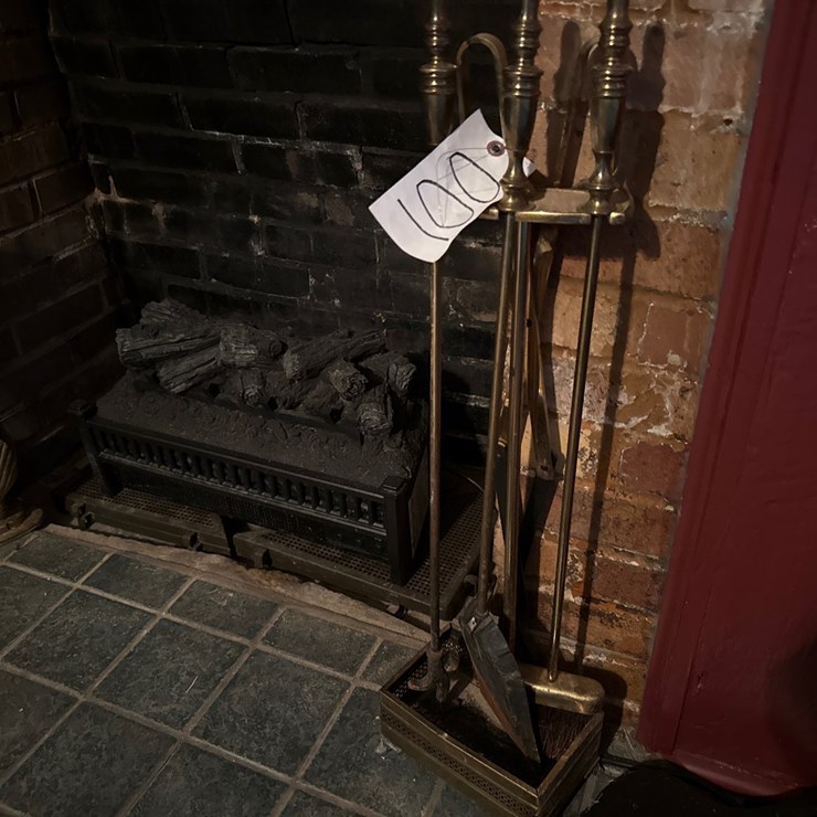 #100 • FIREPLACE SET AND LOGS