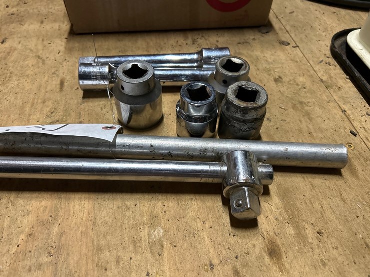 #31-•-3/4”-dr-breaker-bar,-extensions,-sockets-image-2