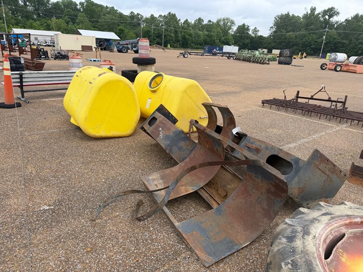 #9059-•-(2)-300-gallon-saddletanks-for-john-deere-image-6