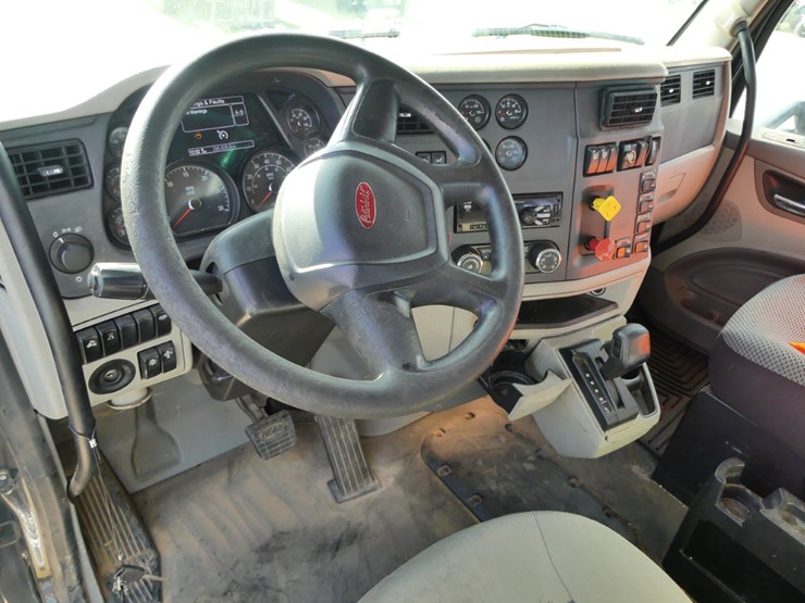 2017-peterbilt-579-image-15
