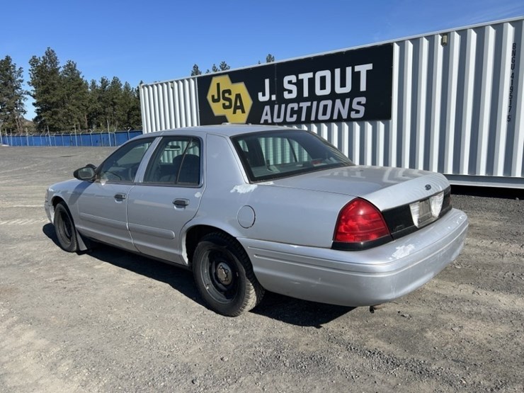 2001-ford-crown-victoria-sedan-image-3
