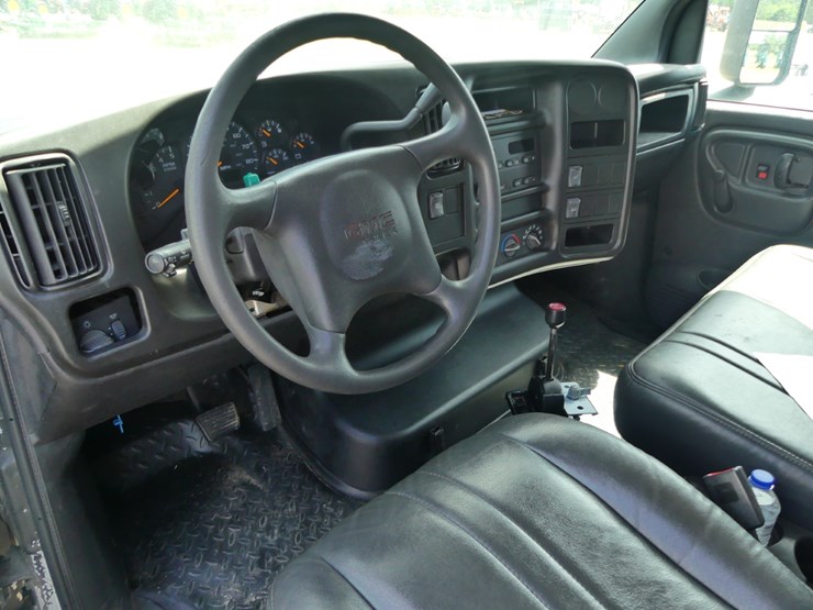 2005-gmc-c5500-image-10