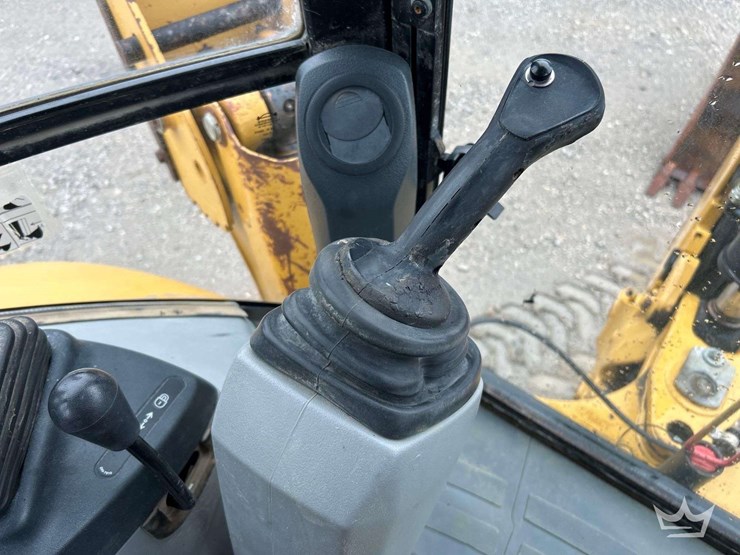 2013-caterpillar-420f-image-22
