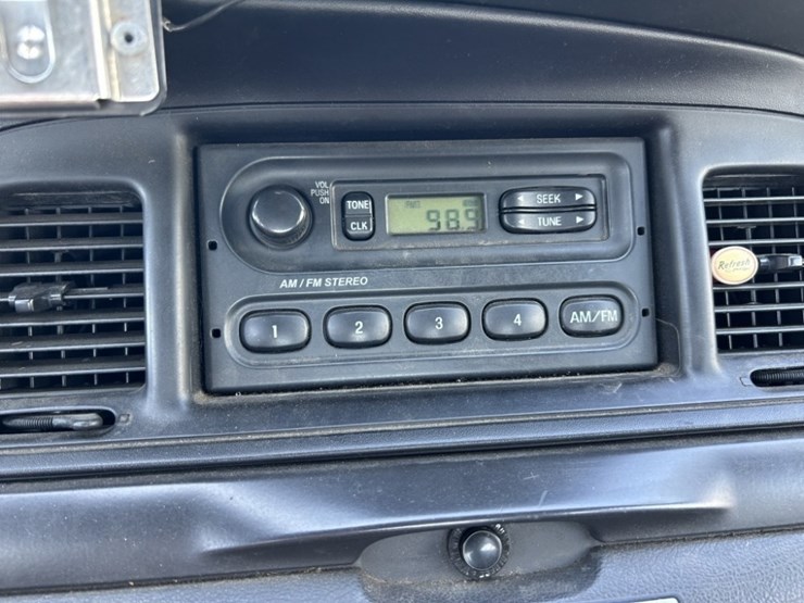 2010-ford-crown-victoria-sedan-image-22