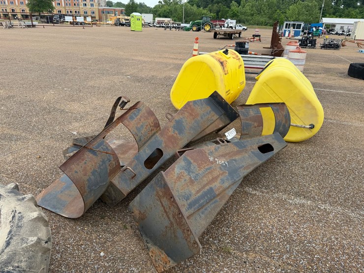 #9059-•-(2)-300-gallon-saddletanks-for-john-deere-image-1