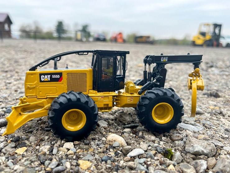 #3891-•-cat-555d-wheel-skidder-1:50-scale-replica---die-cast-metal-image-3