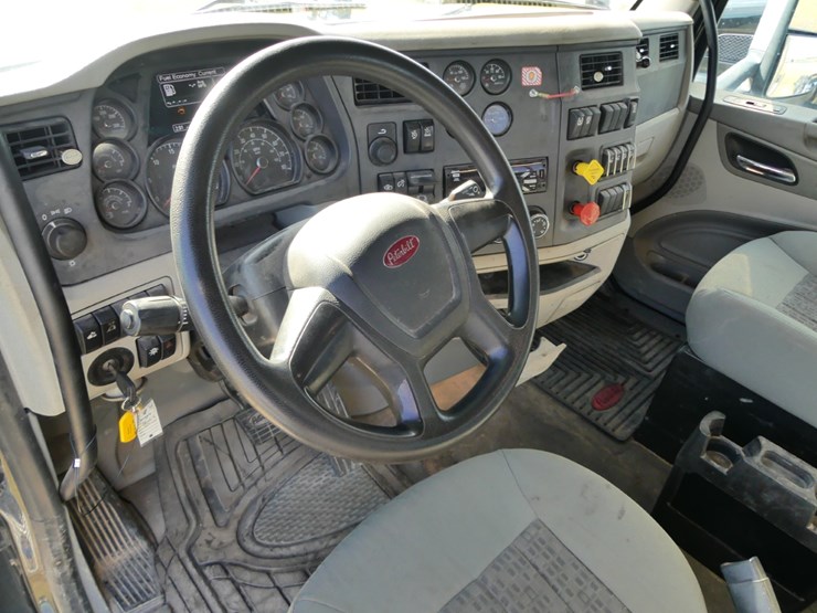 2019-peterbilt-579-image-15