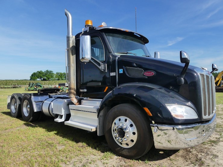 2019-peterbilt-579-image-1
