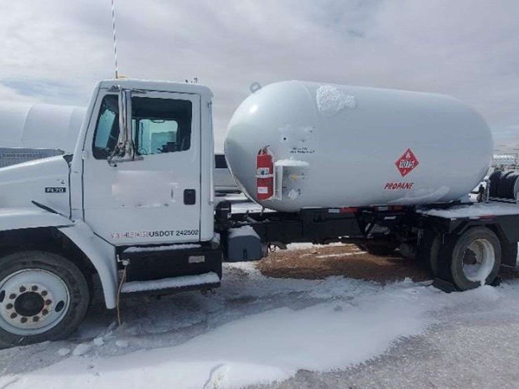 2003-freightliner-mc-331-2,800-gallon-fuel-truck-image-3