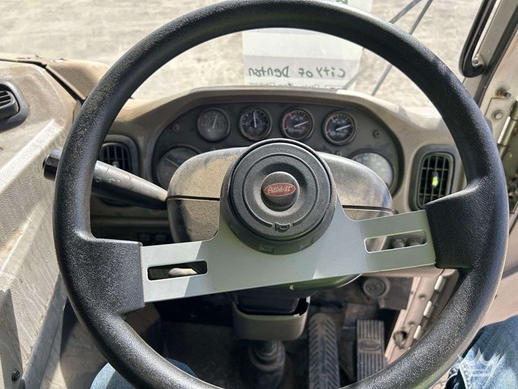 2015-peterbilt-320-image-16