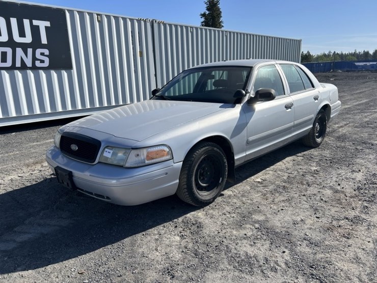 2001-ford-crown-victoria-sedan-image-1
