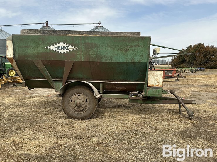 henke-h12a-feed-wagon-image-4