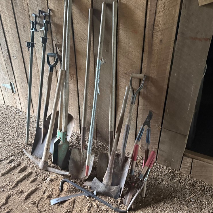 #69 • LOT OF YARD TOOLS