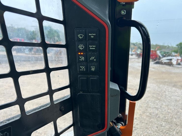 2020-bobcat-t64-image-27