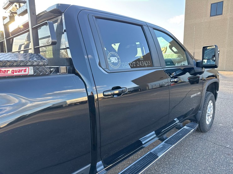 2022-chevrolet-3500-image-25