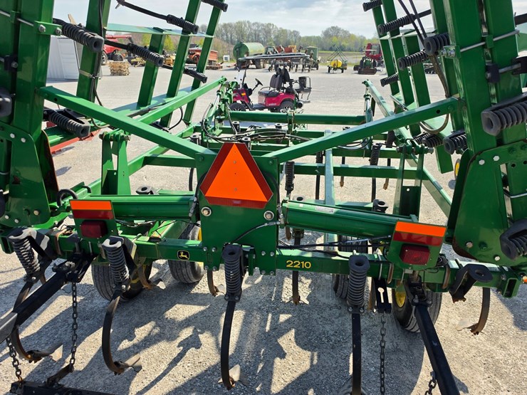 2011-john-deere-2210-image-9