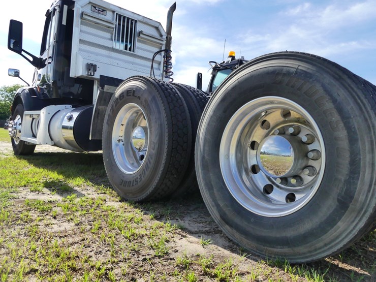 2019-peterbilt-579-image-7