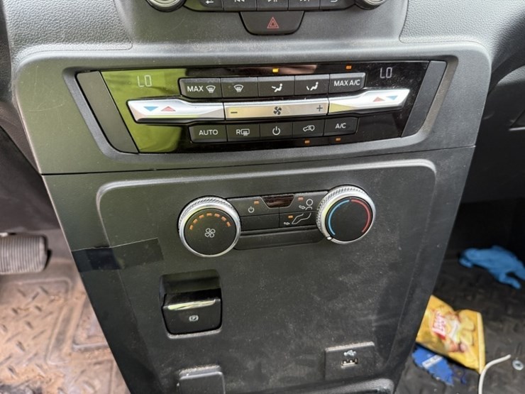 2020-ford-explorer-image-31